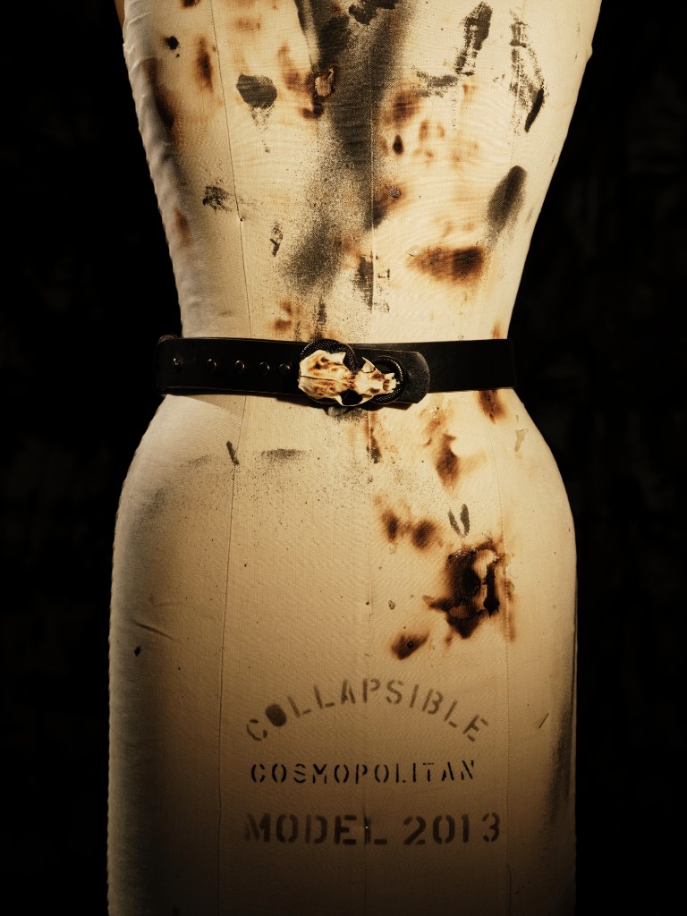 Cintura Stretta — a black belt closed with an animal skull