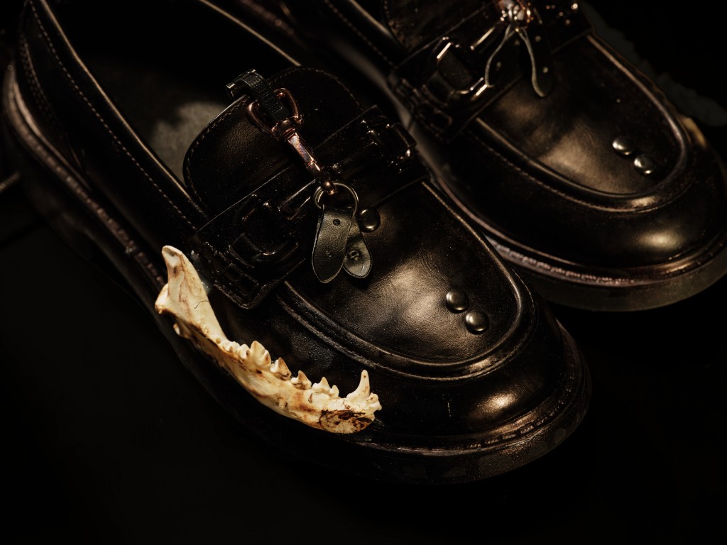 Decorazione per scarpe — black loafers with a jawbone set on the vamp