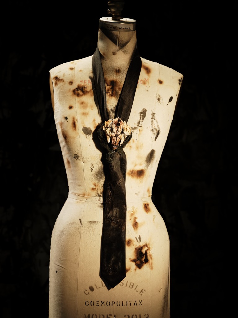 Vincula praeiudicata — a black tie with a bone ornament